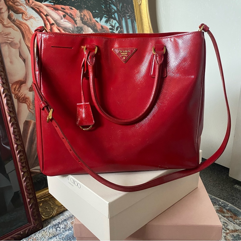 🍒PRADA🍒 Gardener saffiano vernice rosso cherry red gold patent large tote bag - Picture 5 of 16